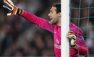 Le gardien du PSG, Salvatore Sirigu, lors d'un match contre le Dynamo Kiev au Parc des Princes, le 18 septembre 2012.