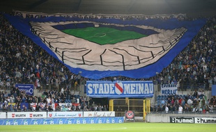 Le kop strasbourgeois avant Racing-SR Colmar, le 11 04 2014 à la Meinau.