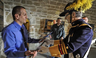 Rondmons (Suisse). Bruno Castrovinci reçoit son épée de chevalier des mains de Pierre Bertherin, fondateur de l'Ordre des chevaliers de Rondmons.