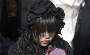 Une adolescente gothique à Tokyo.
