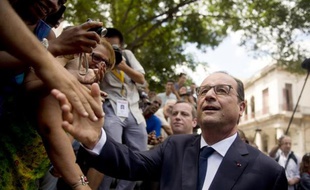 Le président François Hollande dans les rues de La Havane, le 11 mai 2015
