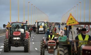 Des dizaines de tracteurs ont investi le périphérique en bas du pont de Cheviré samedi. Certains ont dû être délogés dans la nuit par les forces de l'ordre. JS Evrar