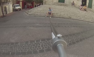 Extrait de la vidéo de Jeff et Lolo sur la plus grande perche à selfie du monde.