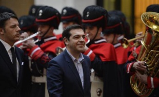 Le Premier ministre grec Alexis Tsipras est accueilli par son homologue italien Matteo Renzi à Rome le 3 février 2015