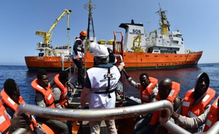 Des migrants s'apprêtent à monter à bord de l'Aquarius, navire affrété par SOS Méditerranée et Médecins sans frontières (MSF) lors d'une opération de sauvetage le 24 mai 2016 en Méditerranée au large de la Libye