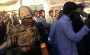 Des soldats pakistanais sur le site d'une usine incendiée à Jehlum le 21 novembre 2015