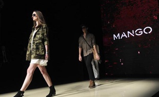 Des mannequins portent des créations de la chaîne de prêt-à-porter espagnole Mango à Barcelone le 2 février 2015