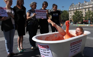 Les militants de Peta France ont simulé un bain de sang pour dénoncer les tests cosmétiques sur les animaux, le 8 août 2012 à Paris.