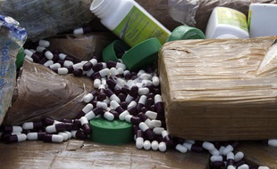 Illustration d'éphédrine et autres drogues.