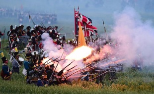 Les troupes des alliés font feu sur les lignes françaises lors de la reconstitution de la bataille de Waterloo, le 19 juin 2015 au sud de Bruxelles