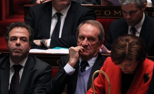 Le ministre de la Défense, Gérard Longuet, a relativisé mardi le maintien de l'écart dans les sondages entre Nicolas Sarkozy et François Hollande, qui reste en tête dans les intentions de vote.