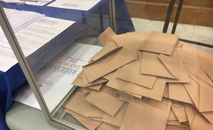 Une urne d'un bureau de vote lillois de la primaire de la droite et du centre, le 27 novembre 2016