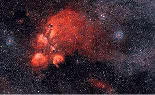 La nébuleuse NGC 6334, surnommée la Patte de Chat, située dans la constellation du Scorpion.