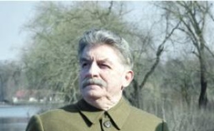 André Dussollier est Joseph Staline.