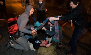 Un manifestant blessé à Oakland, en Californie, lors d'affrontements avec les forces de l'ordre, le 25 octobre 2011.