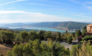 Le monastère de Leyre et le lac de Yesa, en Navarre.