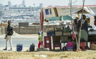 Vendeur de rue à Johannesburg installé à côté de Sandton Towers, l'un des plus prstigieux centres commerciaux en Afrique du Sud, le 26 août 2014