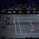 Un militant écologiste met le feu à son bras pendant un match de Laver Cup