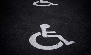 Une place handicapé (illustration)