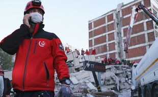Les services de secours à la recherche de survivants après le séisme qui a touché l'ouest de la Turquie.