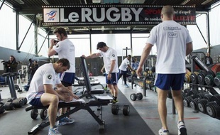 Le XV de France a passé deux heures mardi sur le terrain d'entraînement de Marcoussis (Essonne), répétant ses gammes face aux -20 ans à quatre jours de la rencontre face à l'Irlande pour le Tournoi des six nations.
