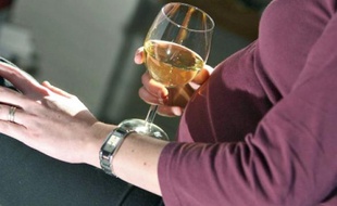 Les médecins préconisent l'abstinence totale d'alcool pendant la grossesse.