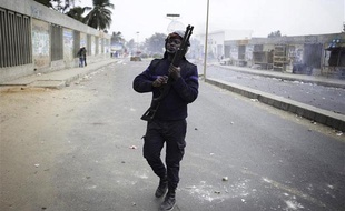 Un policier sénégalais recharge son fusil à balles en caoutchouc, le 1er février à Dakar.