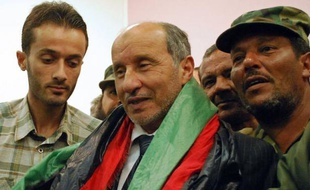 Le Conseil de sécurité de l'ONU a voté jeudi la fin du mandat autorisant le recours à la force en Libye où les derniers fidèles de Kadhafi menacent toujours selon le CNT qui a promis de juger les meurtriers de l'ancien dirigeant, mort dans des circonstance floues.