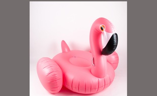 La bouée flamant rose, l'accessoire incontournable de l'été 2016