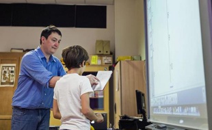 Un élève d'une classe primaire écoute son professeur devant un tableau numérique, le 9 septembre 2014 à Paris