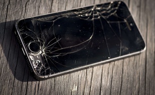 Illustration - Un iPhone 5s à l'écran cassé