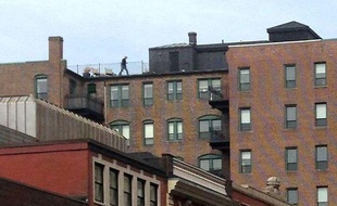 La photo d'un homme sur les toits de Boston, au moment des explosions, fait réagir sur le Web, le 16 avril 2013