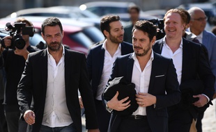 Jérôme Kerviel quitte la cour d'appel de Versailles (Yvelines) avec son avocat David Koubbi, le 23 septembre 2016.