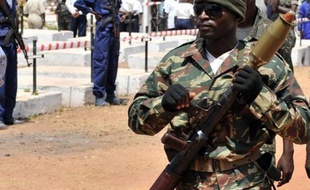 Au moins un militaire a été tué et deux blessés dans la nuit de lundi à mardi en Guinée-Bissau lors d'une opération de recherche de suspects après l'attaque contre des objectifs de l'armée qualifiée de "tentative de coup d'Etat", a indiqué à l'AFP une source militaire.