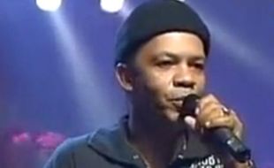 Capture d'écran d'une vidéo d'un concert de Patrick Saint-Eloi, ancien chanteur de Kassav décédé le 18 spetembre 2010.