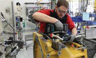 Un ouvrier de l'entreprise AGCO utilise les lunettes Google Glass Enterprise Edition.