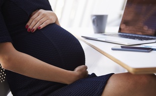 La loi ne prévoit pas de délai particulier pour informer son employeur que l'on attend un enfant.