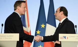 Le Premier ministre britannique David Cameron (g) et François Hollande, le 3 mars 2016, lors d'un sommet franco-britannique à Amiens, dans le nord de la France