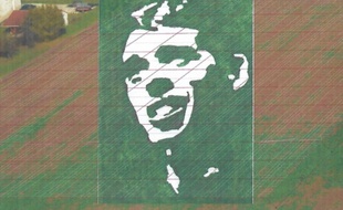 Voici à quoi devrait ressembler le portrait géant de Jacques Brel vu depuis le village de Bélaye, dans le Lot.