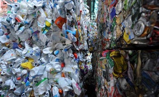 A peine un quart des emballages plastique sont recyclés en France. Pour faire mieux, il est envisagé de collecter à terme tous les plastiques et pas seulement les bouteilles et flacons. Mais un test à grande échelle mené depuis 2012 montre que cela va prendre du temps.