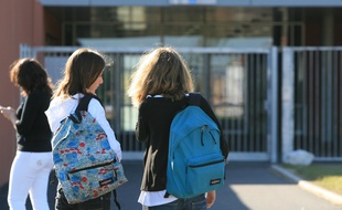 Devant un college de la Haute-Garonne.