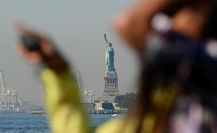 La célèbre Statue de la Liberté à New York, fermée depuis deux semaines pour cause de blocage budgétaire, et qui avait déjà fermé huit mois après l'ouragan Sandy, a rouvert dimanche ses portes, pour la plus grande joie des touristes.