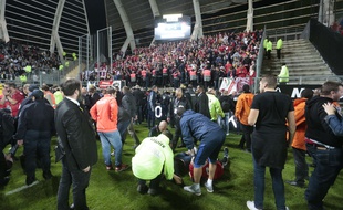 intervention des secours après la chute d'une barrière au stade d'Amiens le 30 septembre 2017.