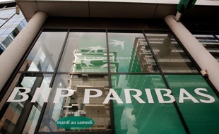 Le quotidien Libération accuse la banque BNP-Paribas de commercialiser un produit favorisant l'évasion fiscale, en se jouant de la législation européenne, dans un long article publié vendredi.