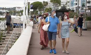 Des vacanciers masqués, sur la Croisette, le 17 août 2020