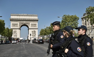 Des policiers en patrouille sur l'avenue des Champs-Elysées, le 21 avril 2017.