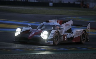 La Toyota de Sebastien Buemi, Anthony Davidson et Kazuki Nakajima sur le circuit du Mans en 2016