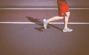 Un joggeur dans un stade (illustration).