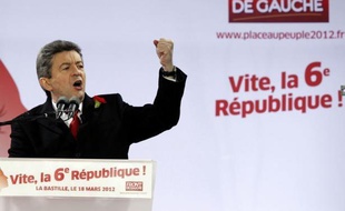 Jean-Luc Mélenchon, toujours à la hausse dans les sondages, a défilé avec plusieurs dizaines de milliers de manifestants pour "reprendre la Bastille", le 18 mars 2012 à Paris, appelant à une "insurrection civique".