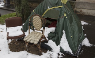 Illustration de tentes de sans domicile fixe (SDF) sous la neige. devant l'entree de l'Observatoire de Paris.